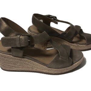 Eileen Fisher metallic strappy wedge sandals. Size 9.